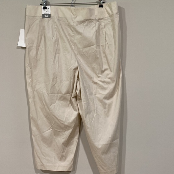 Fashion bug light weight stretch Capri in plus size - Picture 5 of 8